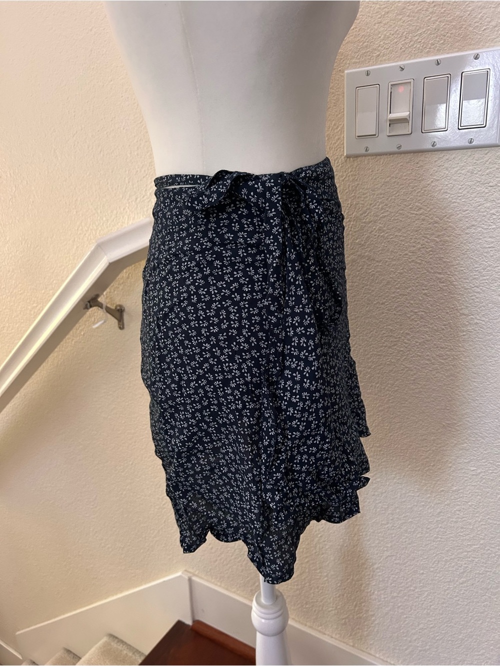 Brandy Melville Genevieve Wrap Mini Skirt Blue with White floral one size - Picture 4 of 9